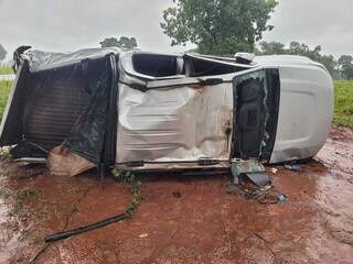 Homem que viajava com a esposa capota caminhonete e morre preso às ferragens Homem que viajava com a esposa capota caminhonete e morre preso às ferragens