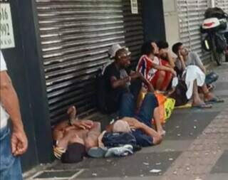 Lojistas reclamam de mau cheiro e sujeira após mudança de horário de praça Lojistas reclamam de mau cheiro e sujeira após mudança de horário de praça