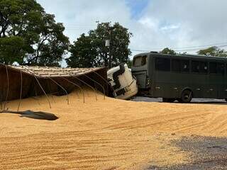 Carreta tomba em manobra e espalha 50 toneladas de milho em pátio de oficina Carreta tomba em manobra e espalha 50 toneladas de milho em pátio de oficina