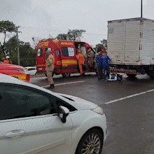 Acidente entre caminh&atilde;o e moto deixa tr&acirc;nsito lento na Avenida Jo&atilde;o Arinos