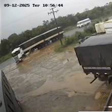 V&iacute;deo flagra momento em que carreta tomba e atinge &ocirc;nibus do Ex&eacute;rcito na BR-163