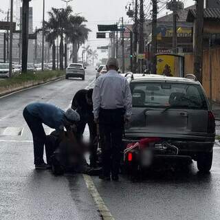 Freada brusca em dia de chuva termina em acidente e trânsito lento na Zahran Freada brusca em dia de chuva termina em acidente e trânsito lento na Zahran