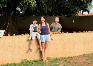 Com 40 kg de manga e aviso, povo poupa mesa, mas leva até bacia Com 40 kg de manga e aviso, povo poupa mesa, mas leva até bacia