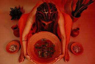 Espetáculo 'Dobra no Tempo' explora memória e identidade através da dança Espetáculo 'Dobra no Tempo' explora memória e identidade através da dança