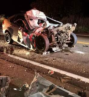 Motorista morre e carro vira sucata ao colidir na traseira de bitrem na MS-267