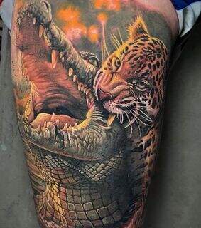Onça atacando jacaré no Pantanal virou inspiração para tatuagem 