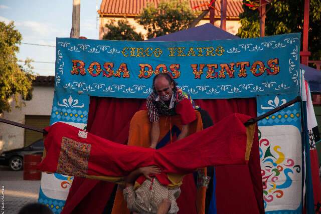 Mostra de palha&ccedil;o encerra hoje com espet&aacute;culo Desajustada