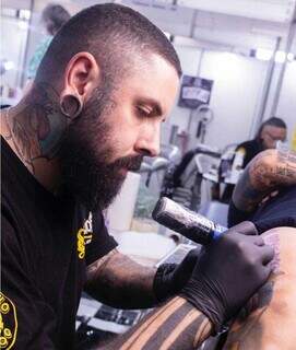 Onça atacando jacaré no Pantanal virou inspiração para tatuagem Onça atacando jacaré no Pantanal virou inspiração para tatuagem