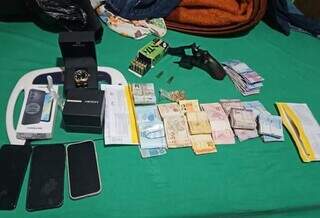 Quatro são presos e armas são apreendidas em ação contra tráfico de drogas Quatro são presos e armas são apreendidas em ação contra tráfico de drogas