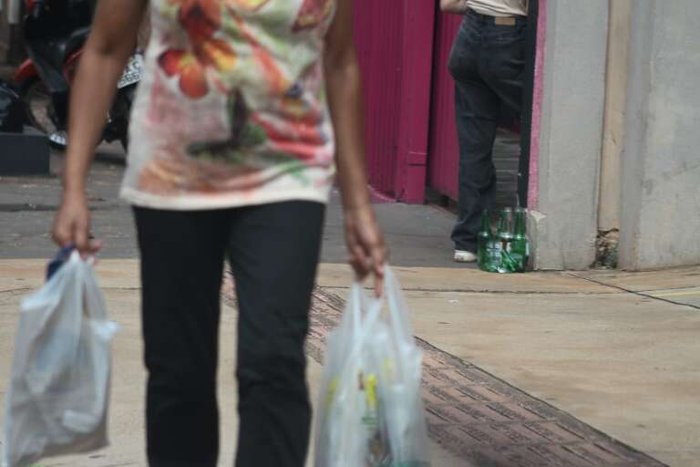 Uma das 'casas de massagem' da Vila Glória, de portão rosa (Foto: Marcos Maluf)