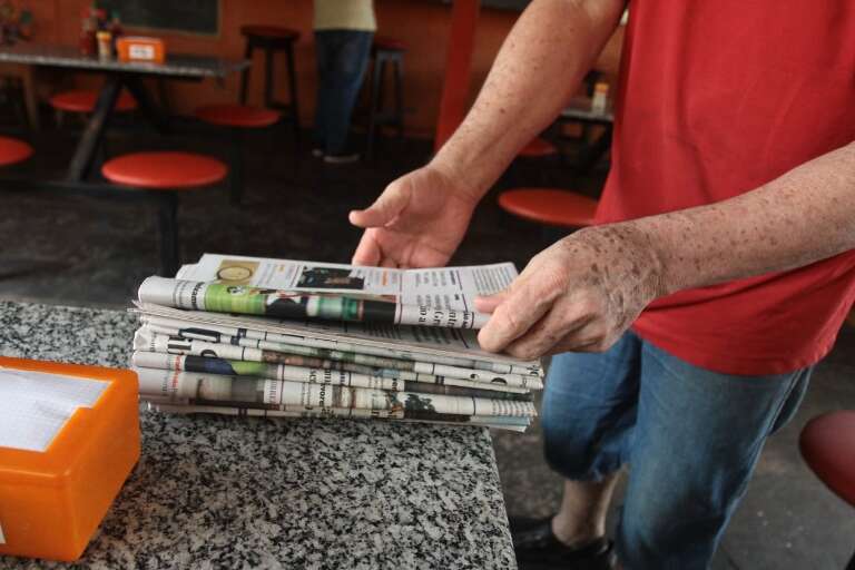 Por conta da quantidade de jornalistas na região há anos, Joãozinho criou uma tradição: sempre recolher os jornais impressos (Foto: Marcos Maluf)