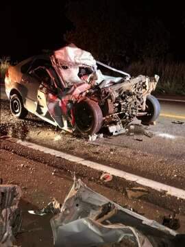 Motorista morre e carro vira sucata ao colidir na traseira de bitrem na MS-267