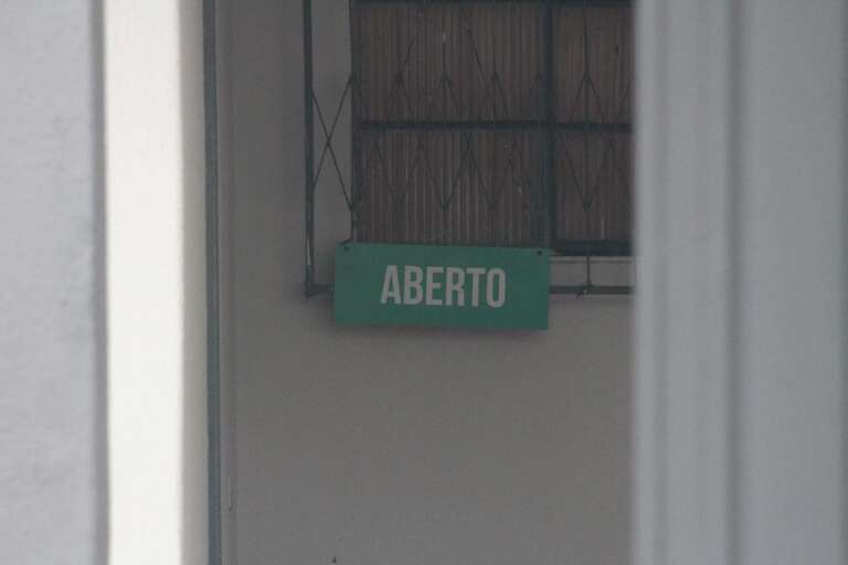 Parece uma residência, mas placa indica a presença de comércio (Foto: Marcos Maluf)