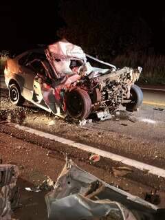 Motorista morre e carro vira sucata ao colidir na traseira de bitrem na MS-267