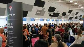 Ventania em SP provoca efeito dominó e trava embarques em Campo Grande Ventania em SP provoca efeito dominó e trava embarques em Campo Grande