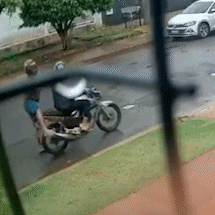 Assaltantes rendem entregador no Cai&ccedil;ara e levam moto usada para trabalhar