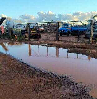 Chuva parou, mas o transtorno continua para moradora no Jardim Mansur Chuva parou, mas o transtorno continua para moradora no Jardim Mansur