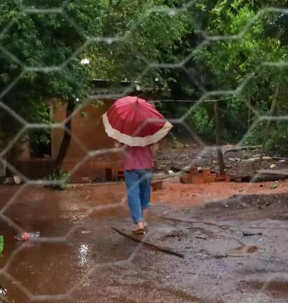 Chuva dá medo e moradores adoecem, vítimas de ansiedade climática na Capital