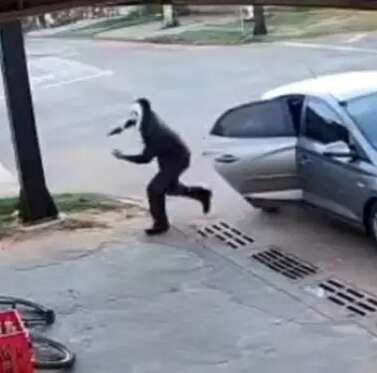Mascarado como no filme &quot;P&acirc;nico&quot; mata jovem em frente &agrave; conveni&ecirc;ncia