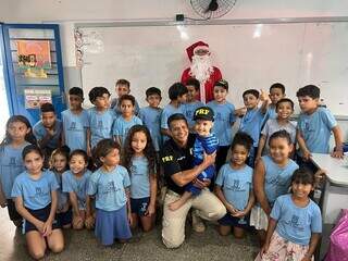 Ryshard pede Doritos e ganha Papai Noel em viatura da PRF na escola Ryshard pede Doritos e ganha Papai Noel em viatura da PRF na escola