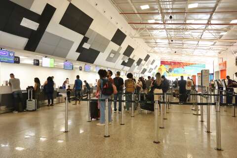 Atraso no aeroporto prende turistas e frustra viagem de fam&iacute;lia