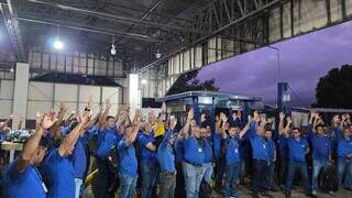 Sem salário há 7 dias, motoristas de ônibus aprovam greve a partir de segunda Sem salário há 7 dias, motoristas de ônibus aprovam greve a partir de segunda