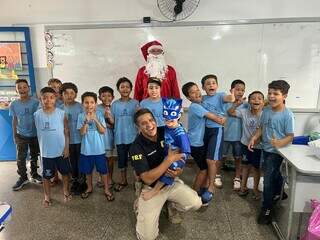 Ryshard pede Doritos e ganha Papai Noel em viatura da PRF na escola Ryshard pede Doritos e ganha Papai Noel em viatura da PRF na escola