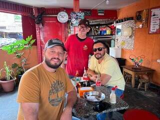 Entre pastel e casas de massagem, Vila Gl&oacute;ria &eacute; centro velho que virou passagem