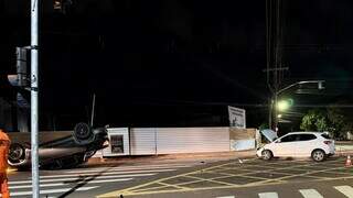 Batida entre veículos termina com capotagem de picape Batida entre veículos termina com capotagem de picape