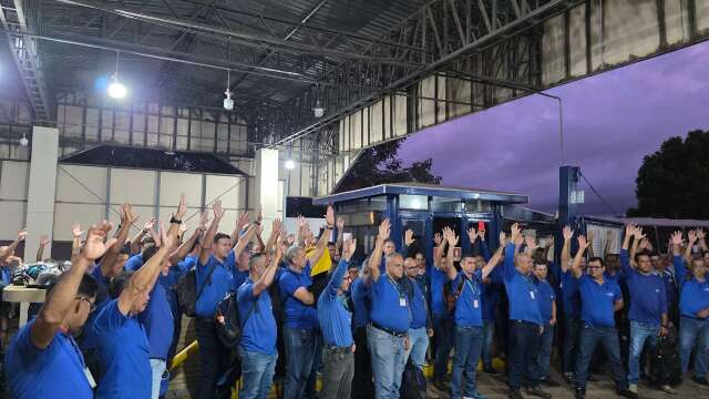 Sem salário há 7 dias, motoristas de ônibus aprovam greve a partir de segunda