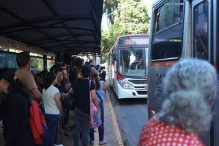 Passageiros se preparam para recorrer a caronas e aplicativos em caso de greve Passageiros se preparam para recorrer a caronas e aplicativos em caso de greve