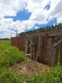 Funcionários usam caminhão da empresa para furtar quase R$ 200 mil em fios Funcionários usam caminhão da empresa para furtar quase R$ 200 mil em fios