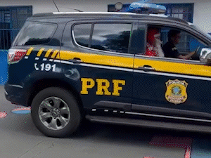 Ryshard pede Doritos e ganha Papai Noel em viatura da PRF na escola