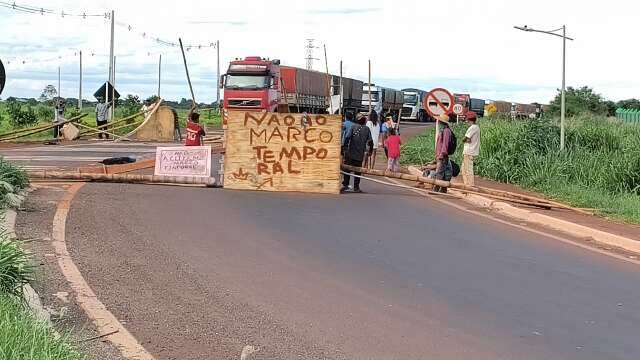 Contra o marco temporal, ind&iacute;genas fecham rodovia e causam fila de caminh&otilde;es