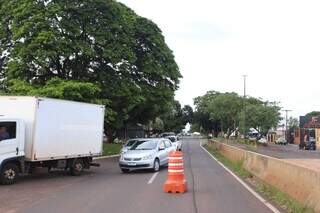 Árvore de grande porte cai e fecha Avenida Gunter Hans no sentido bairro Árvore de grande porte cai e fecha Avenida Gunter Hans no sentido bairro