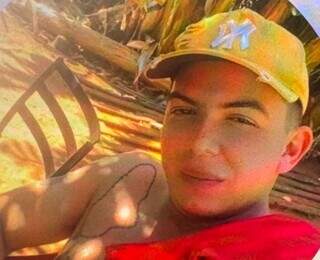 Ex-presidiário é executado a tiros no pátio de lava-jato na fronteira Ex-presidiário é executado a tiros no pátio de lava-jato na fronteira