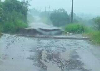 Temporal derruba ponte e alaga rodovia após mais 9h de chuva em Paranhos Temporal derruba ponte e alaga rodovia após mais 9h de chuva em Paranhos