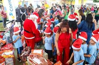 Papai Noel dos Correios leva magia e presentes para criançada em manhã chuvosa Papai Noel dos Correios leva magia e presentes para criançada em manhã chuvosa