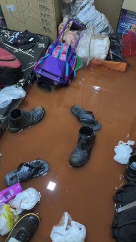 Enxurrada toma resid&ecirc;ncias ap&oacute;s chuva torrencial em Sidrol&acirc;ndia