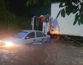 Enxurrada submerge carros, transborda lago e alaga ruas no sudeste de MS Enxurrada submerge carros, transborda lago e alaga ruas no sudeste de MS