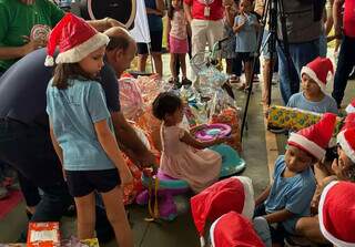 Papai Noel dos Correios leva magia e presentes para criançada em manhã chuvosa Papai Noel dos Correios leva magia e presentes para criançada em manhã chuvosa