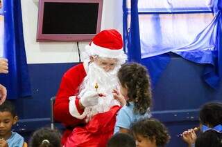 Papai Noel dos Correios leva magia e presentes para criançada em manhã chuvosa Papai Noel dos Correios leva magia e presentes para criançada em manhã chuvosa