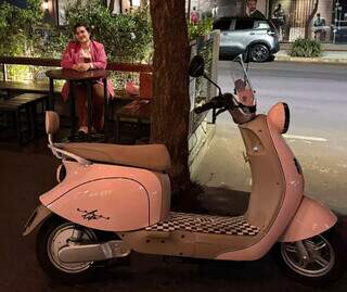 Lari é a Penélope Charmosa que arrasa com motinha rosa em avenida Lari é a Penélope Charmosa que arrasa com motinha rosa em avenida