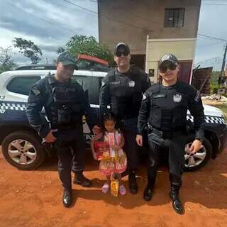 Ligação ao 190 vira surpresa de aniversário para menina fã da PM Ligação ao 190 vira surpresa de aniversário para menina fã da PM