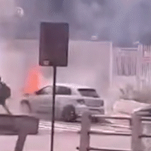 Carro pega fogo e assusta condutores na Avenida Ernesto Geisel