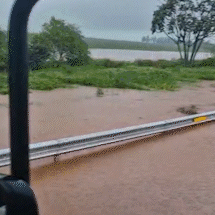 Temporal derruba ponte e alaga rodovia ap&oacute;s mais 9h de chuva em Paranhos
