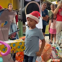 Papai Noel dos Correios leva magia e presentes para crian&ccedil;ada em manh&atilde; chuvosa