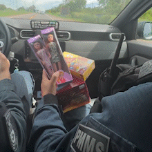 Liga&ccedil;&atilde;o ao 190 vira surpresa de anivers&aacute;rio para menina f&atilde; da PM