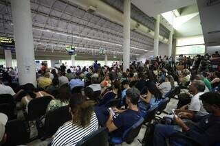 Com 370 pessoas na fila após fechamento, Refis bate recorde de atendimentos Com 370 pessoas na fila após fechamento, Refis bate recorde de atendimentos