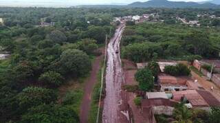 Com caminhões de minério passando na porta 24h, moradores pedem ajuda ao MP Com caminhões de minério passando na porta 24h, moradores pedem ajuda ao MP